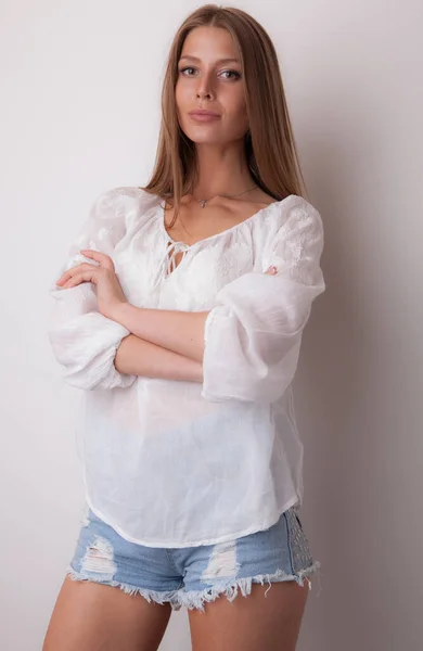 Jovem bela menina elegante posando em estúdio . — Fotografia de Stock