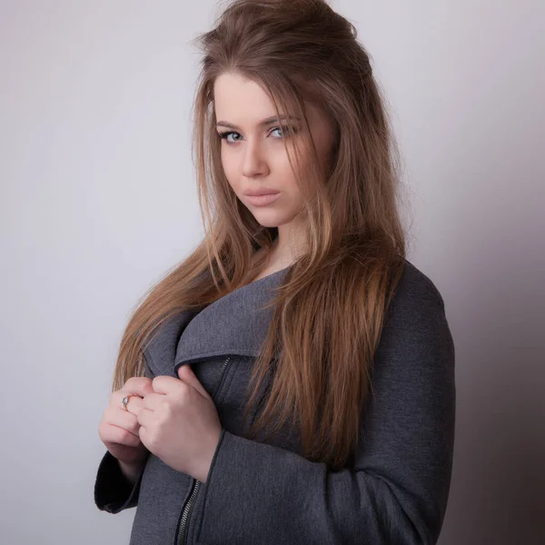 Young beautiful stylish girl posing in studio. — Stock Photo, Image