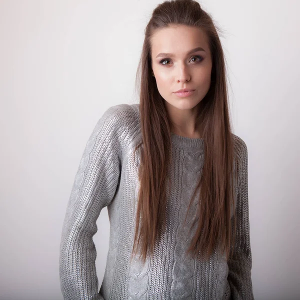 Giovane bella ragazza elegante in posa in studio . — Foto Stock