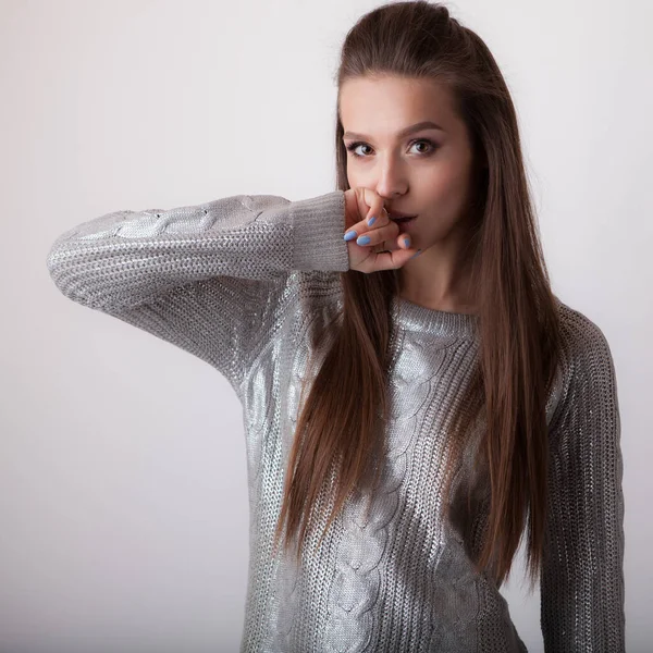 Junge schöne stilvolle Mädchen posieren im Studio. — Stockfoto