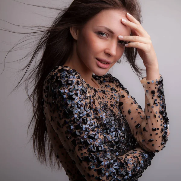 Jovem bela menina elegante posando em estúdio . — Fotografia de Stock