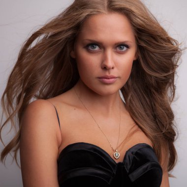 Stüdyoda poz veren güzel bir kız..