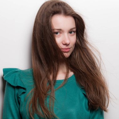 Stüdyoda poz veren güzel bir kız..