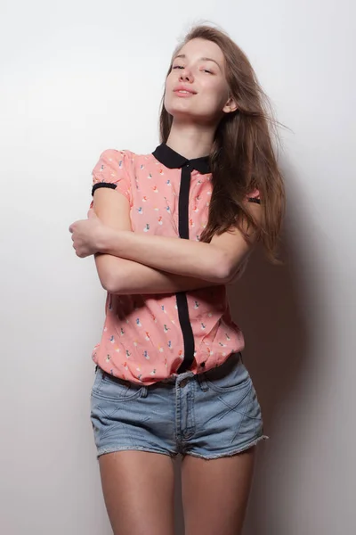 Jovem bela menina elegante posando em estúdio . — Fotografia de Stock