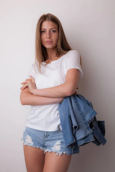 Ung vacker snygg flicka poserar i studio. — Stockfoto