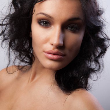 Stüdyoda poz veren güzel bir kız..