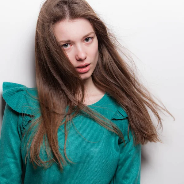 Young beautiful stylish girl posing in studio. — Stock Photo, Image