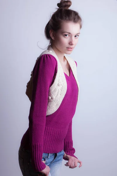 Young beautiful stylish girl posing in studio. — Stock Photo, Image