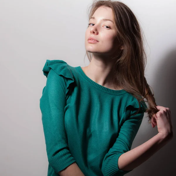 Young beautiful stylish girl posing in studio. — Stock Photo, Image