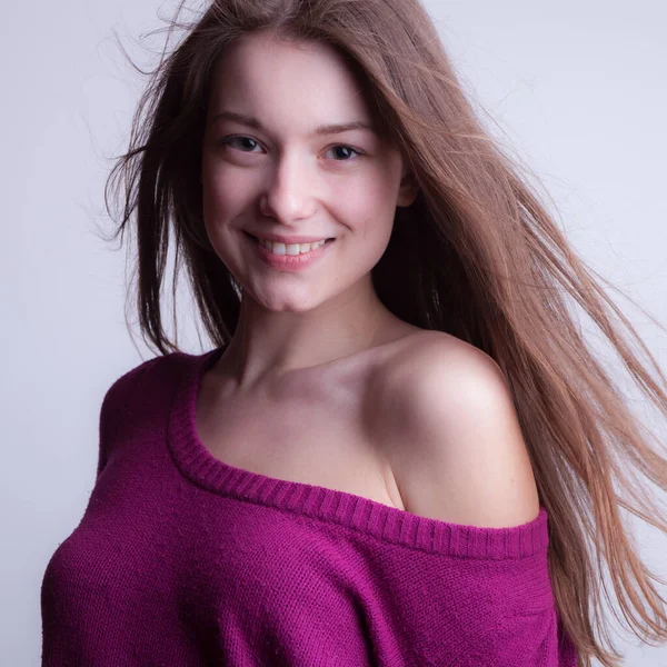 Young beautiful stylish girl posing in studio. — Stock Photo, Image