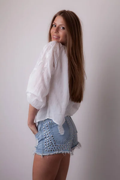 Jovem bela menina elegante posando em estúdio . — Fotografia de Stock