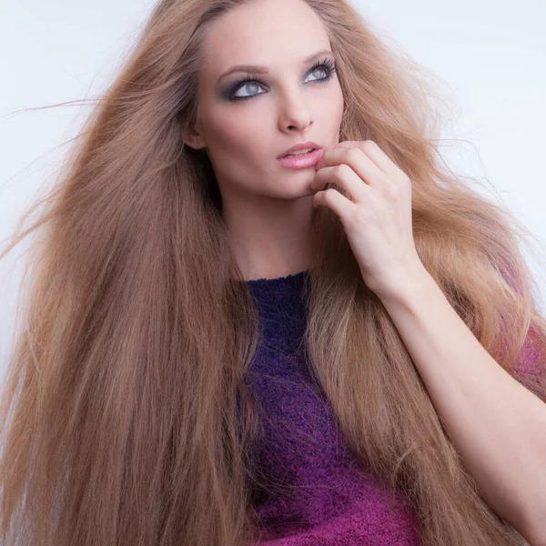 Young beautiful stylish girl posing in studio. — Stock Photo, Image