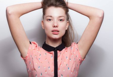 Stüdyoda poz veren güzel bir kız..