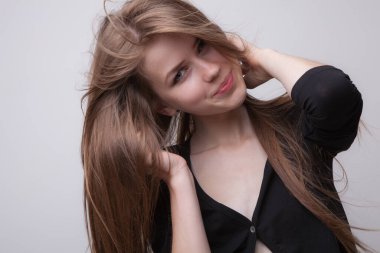 Stüdyoda poz veren güzel bir kız..