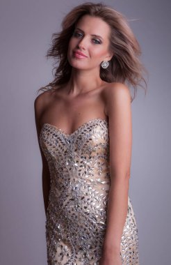 Stüdyoda poz veren güzel bir kız..