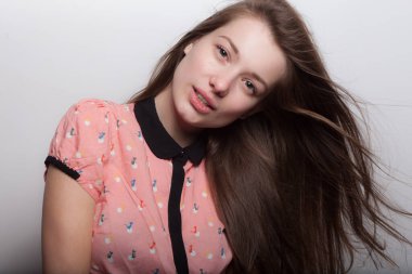 Stüdyoda poz veren güzel bir kız..