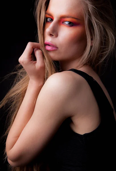 Jovem bela menina elegante posando em estúdio . — Fotografia de Stock