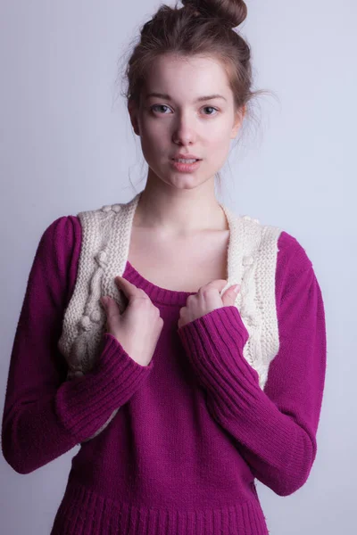 Young beautiful stylish girl posing in studio. — Stock Photo, Image