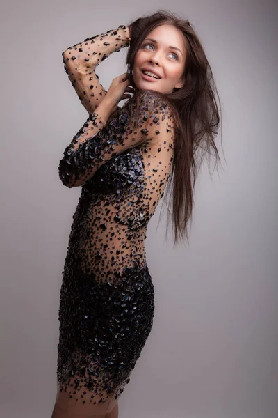 Jovem bela menina elegante posando em estúdio . — Fotografia de Stock