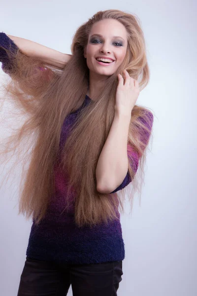 Young beautiful stylish girl posing in studio. — Stock Photo, Image