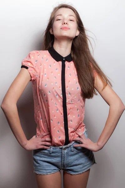 Jovem bela menina elegante posando em estúdio . — Fotografia de Stock