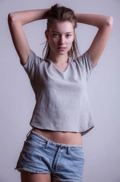 Jovem bela menina elegante posando em estúdio . — Fotografia de Stock