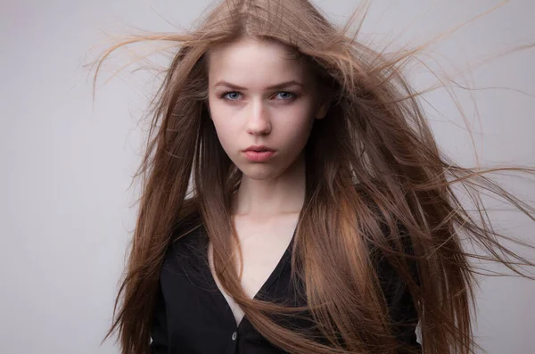 Jovem bela menina elegante posando em estúdio . — Fotografia de Stock