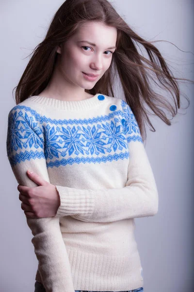 Young beautiful stylish girl posing in studio. — Stock Photo, Image