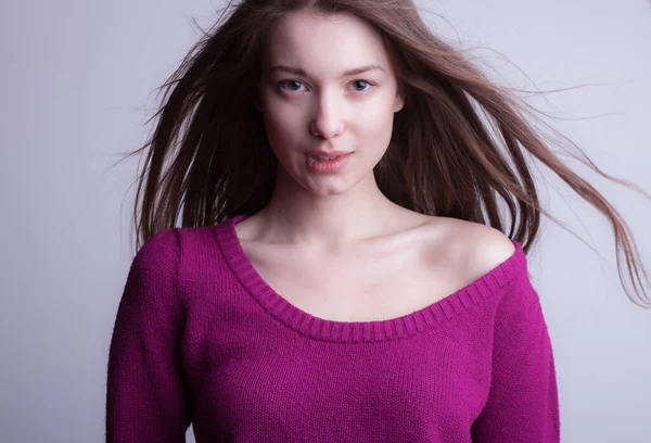 Young beautiful stylish girl posing in studio. — Stock Photo, Image