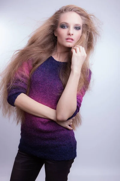 Young beautiful stylish girl posing in studio. — Stock Photo, Image