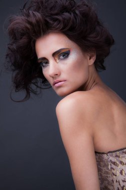 Stüdyoda poz veren güzel bir kız..