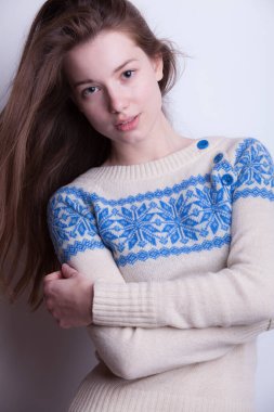 Stüdyoda poz veren güzel bir kız..