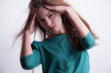 Stüdyoda poz veren güzel bir kız..