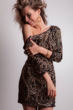 Stüdyoda poz veren güzel bir kız..