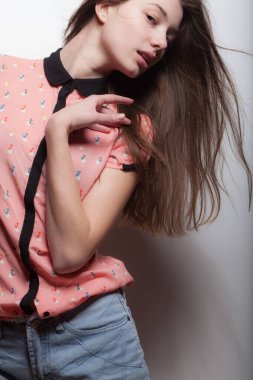 Stüdyoda poz veren güzel bir kız..