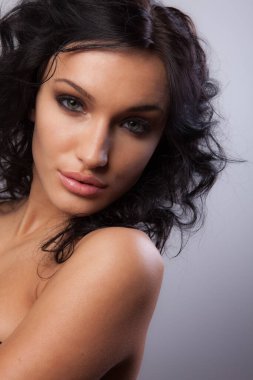 Stüdyoda poz veren güzel bir kız..