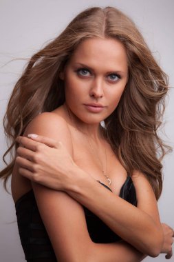 Stüdyoda poz veren güzel bir kız..