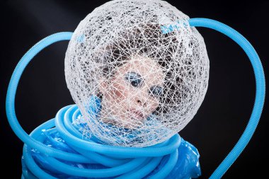 Stüdyoda poz veren güzel bir kız..