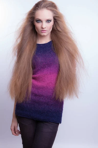 Young beautiful stylish girl posing in studio. — Stock Photo, Image