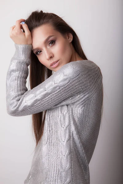 Young beautiful stylish girl posing in studio. — Stock Photo, Image