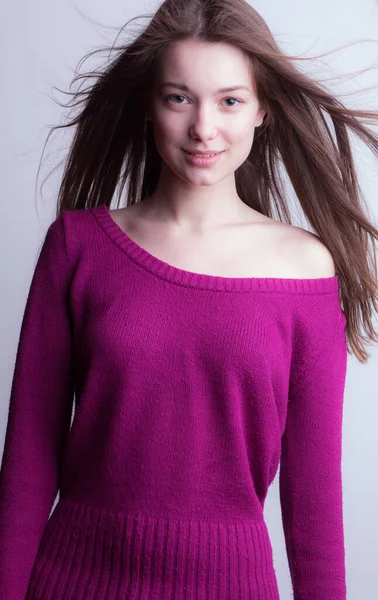 Stüdyoda poz veren güzel bir kız..