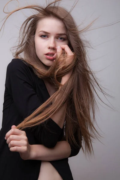 Stüdyoda poz veren güzel bir kız..