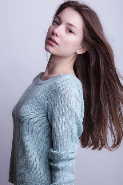 Stüdyoda poz veren güzel bir kız..