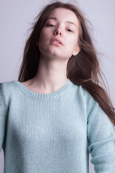 Stüdyoda poz veren güzel bir kız..