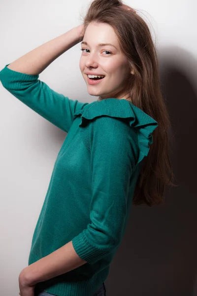 Young beautiful stylish girl posing in studio. — Stock Photo, Image