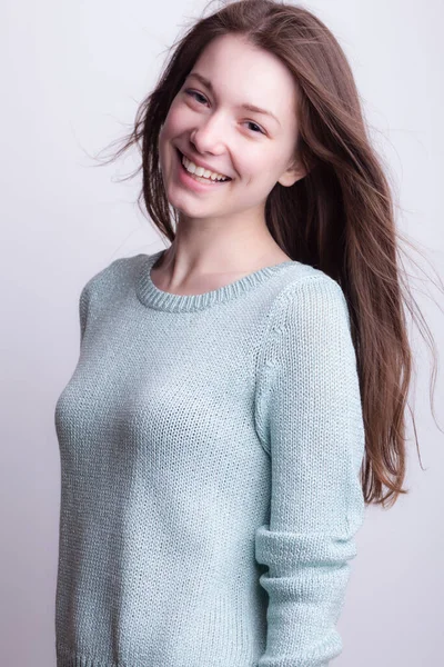 Young beautiful stylish girl posing in studio. — Stock Photo, Image