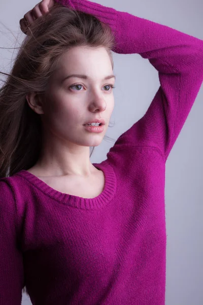 Jovem bela menina elegante posando em estúdio . — Fotografia de Stock