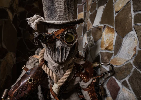 Futuristische Figur Cyborg Stalker. Kunstfotografie im Steampunk-Stil. — Stockfoto