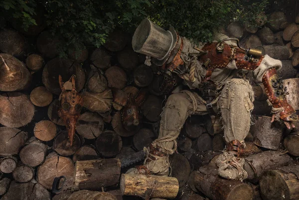 Futurystyczny cyborg prześladowca. Fotografia artystyczna w stylu steampunk. — Zdjęcie stockowe