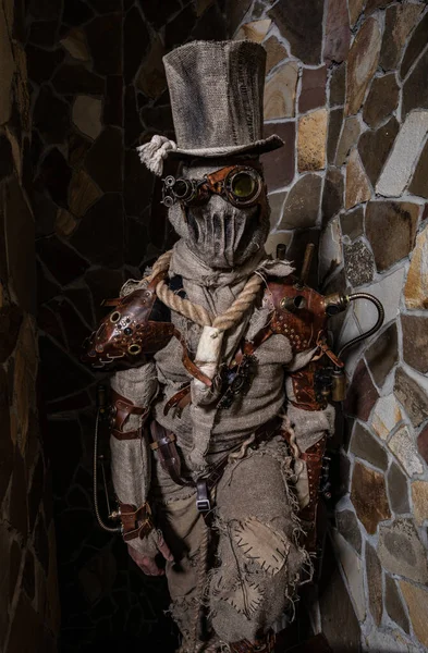 Futuristische Figur Cyborg Stalker. Kunstfotografie im Steampunk-Stil. — Stockfoto